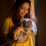 Prayaga Martin Instagram - Never been a cat person. But that's only until the time you meet the right cat. @_its_me_caroline also into photography😉 @pallavidevika on my eyes 👀