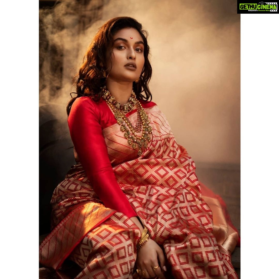 Prayaga Martin Instagram - Moon written on her forehead! That's her destiny. She's on that journey... There's no limit to what we, as women can accomplish! Styling : @soorajskofficial Photography: @anupchacko Content: @a_menen_k Make up: @_aishwarya_karayil Saree: @itiha.india Jewellery: @sangeetha916gold Asst stylist : @therealpiya Retouch: @jyothish_krishnaa Co-ordination : @socialpr_kochi