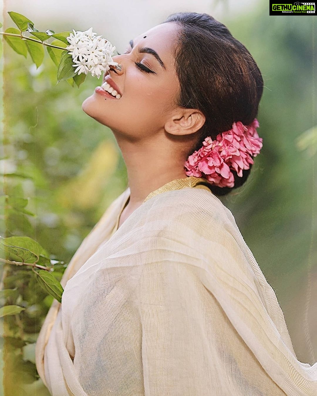 Prayaga Martin Instagram - Life is beautiful 🌺 MUA @prabinmakeupartist Photography @sefindzire