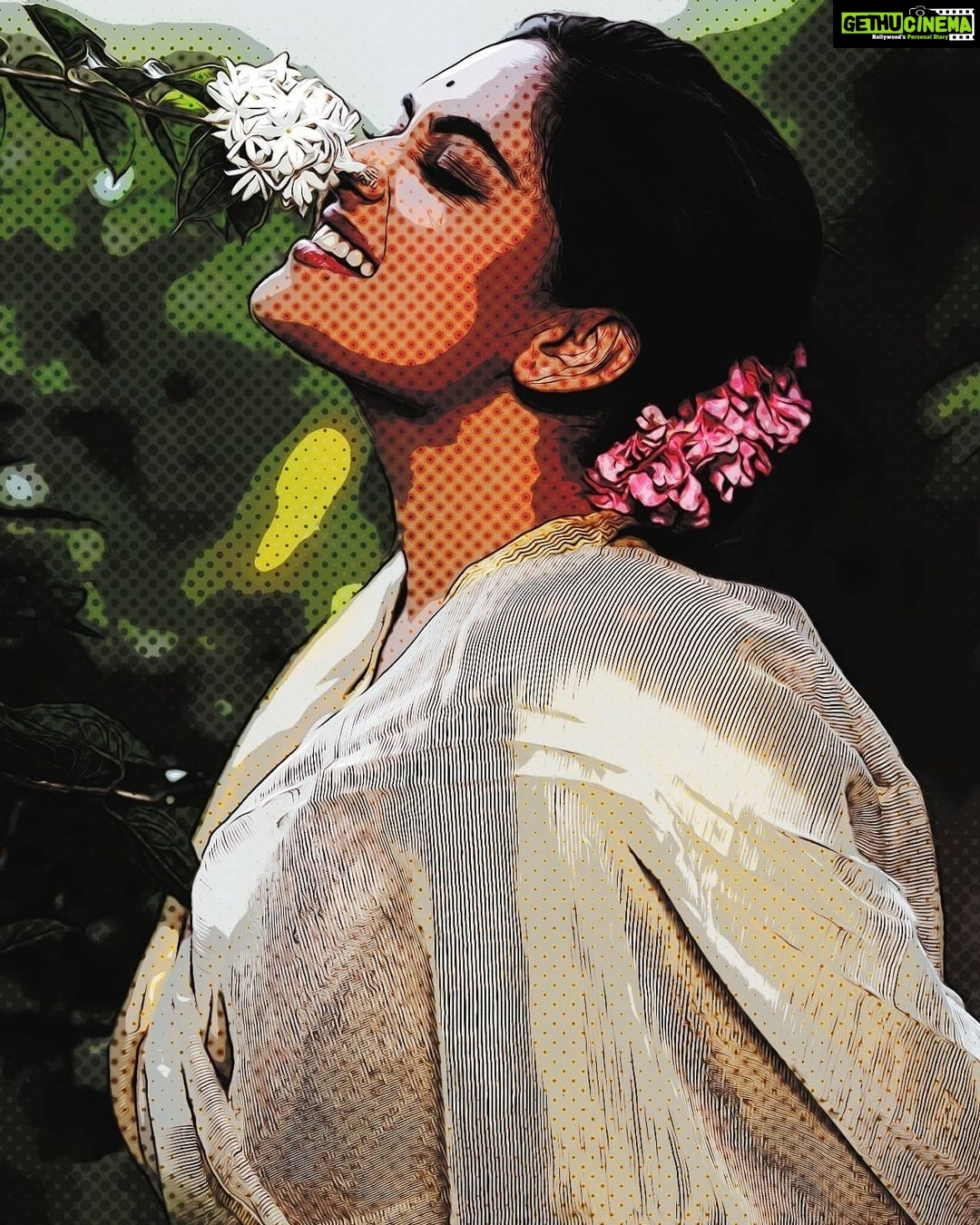 Prayaga Martin Instagram - Life is beautiful 🌺 MUA @prabinmakeupartist Photography @sefindzire