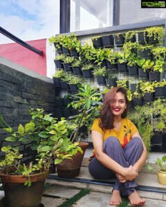 Prayaga Martin Instagram - Why you should consider talking to plants! Grow together 💚
This one is for you my @sangeetha_j! Let me plant a kiss on your mushy cheek 💋
#GreenIndiaChallenge