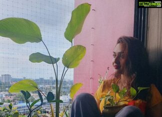 Prayaga Martin Instagram - Why you should consider talking to plants! Grow together 💚 This one is for you my @sangeetha_j! Let me plant a kiss on your mushy cheek 💋 #GreenIndiaChallenge