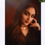 Prayaga Martin Instagram – Dream a little dream of me 🎶
– The Mamas & The Papas.

Photograph: @___darsan___ 
Tribe : @aravindjewellery X @missmenon X @piyujohn