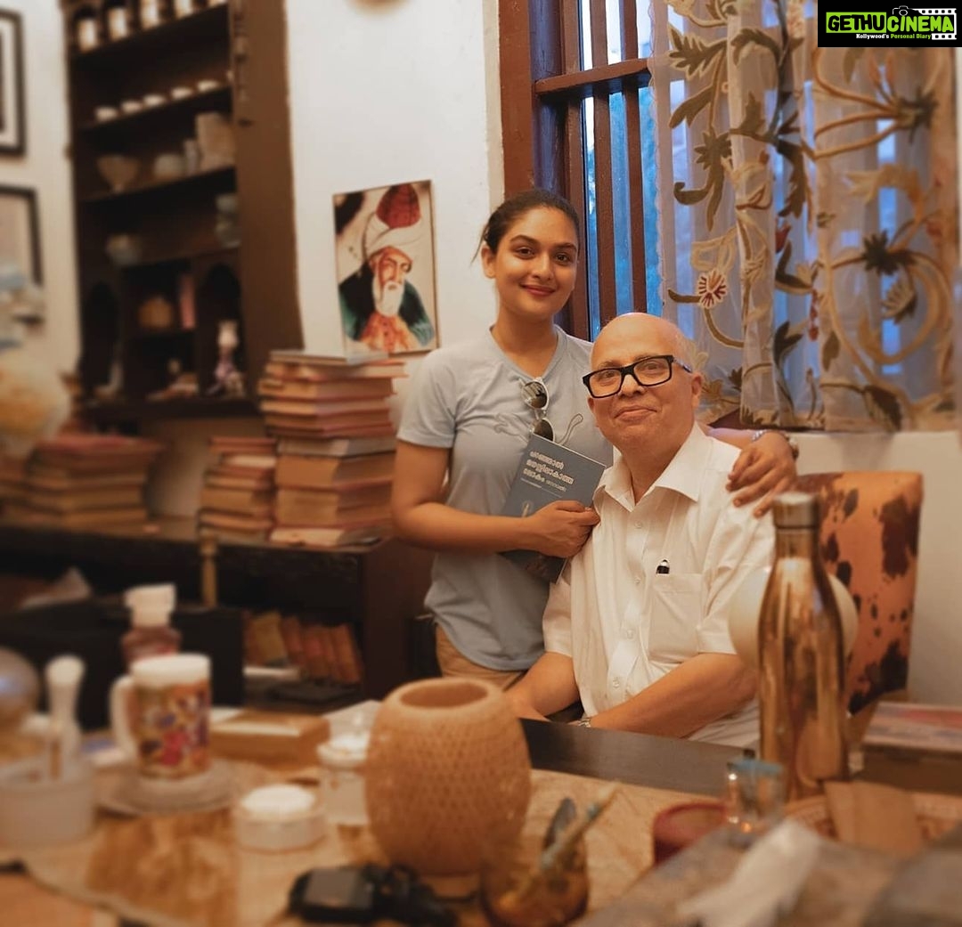 Prayaga Martin Instagram - The book in my hand says "പറഞ്ഞാൽ മനസിലാകാത്ത ലോകം..." And enough said. Beside a great man of greater virtue of having allowed me to lift his precious read. Basheer Bappu♥️ Thank you @ashikaseem! Gudhaam Art Cafe