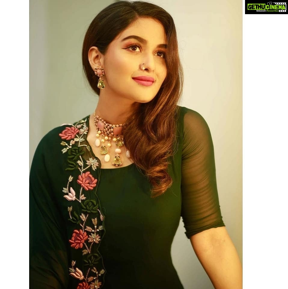 Prayaga Martin Instagram - Jewellery | @m.o.dsignature | Suit | @t.and.msignature | Photograph | @pranavraaaj |