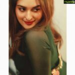 Prayaga Martin Instagram - There Must Be An Angel - EURYTHMICS! "And when I think that I'm alone It seems there's more of us at home It's a multitude of angels And they're playing with my heart" - ANNIE LENOX @t.and.msignature 🍁 @pranavraaaj 🍂 #lockdownmusic