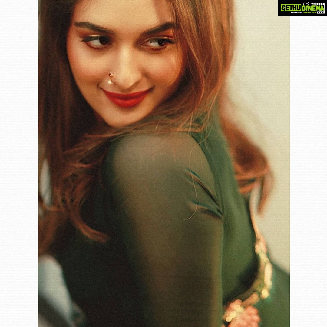 Prayaga Martin Instagram - There Must Be An Angel - EURYTHMICS! "And when I think that I'm alone It seems there's more of us at home It's a multitude of angels And they're playing with my heart" - ANNIE LENOX @t.and.msignature 🍁 @pranavraaaj 🍂 #lockdownmusic