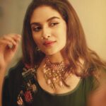 Prayaga Martin Instagram - Why looking at yourself in the mirror is important? It easily becomes to be the one way to pass time during self quarantine. Careful not to stare into it for too long or you'll start seeing monsters. 😬 Adorning @m.o.dsignature Wearing My Fav @t.and.msignature | @pranavraaaj |