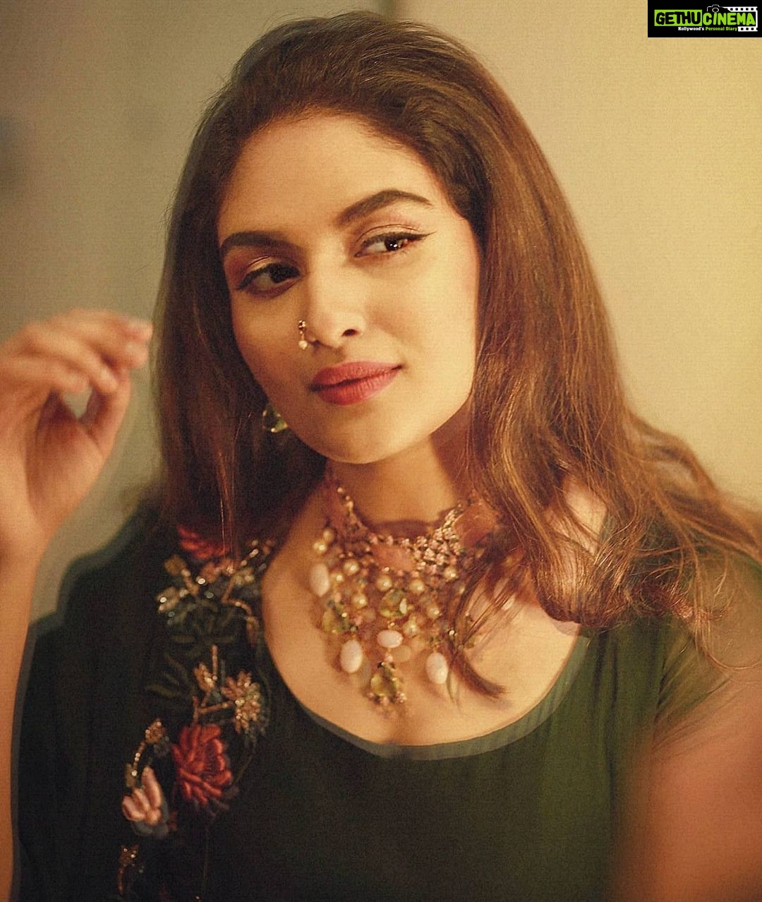 Prayaga Martin Instagram - Why looking at yourself in the mirror is important? It easily becomes to be the one way to pass time during self quarantine. Careful not to stare into it for too long or you'll start seeing monsters. 😬 Adorning @m.o.dsignature Wearing My Fav @t.and.msignature | @pranavraaaj |