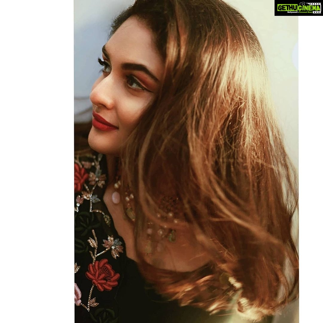 Prayaga Martin Instagram - There Must Be An Angel ( Play'n With My Heart) " No one on earth could feel like this I'm thrown and overflown with bliss There must be an angel Playing with my heart I walk into an empty room And suddenly my heart goes boom It's an orchestra of angels And they're playing with my heart (Must be talking to an angel) " - ANNIE LENOX for EURYTHMICS! @pranavraaaj Midas touch!