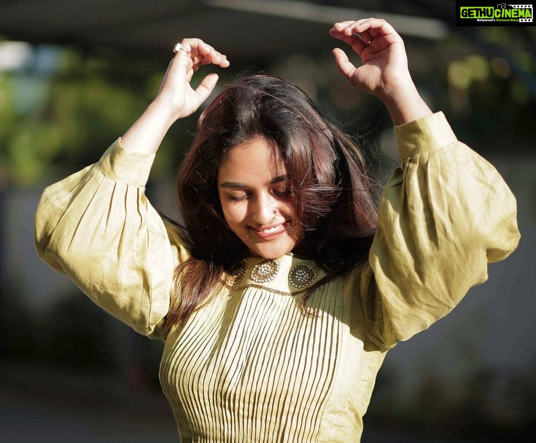 Prayaga Martin Instagram - The breeze that ruffles through her hair whispers sweet nothings! . . . Greens And Pearls : @paroscouture Photographs : @pranavraaaj