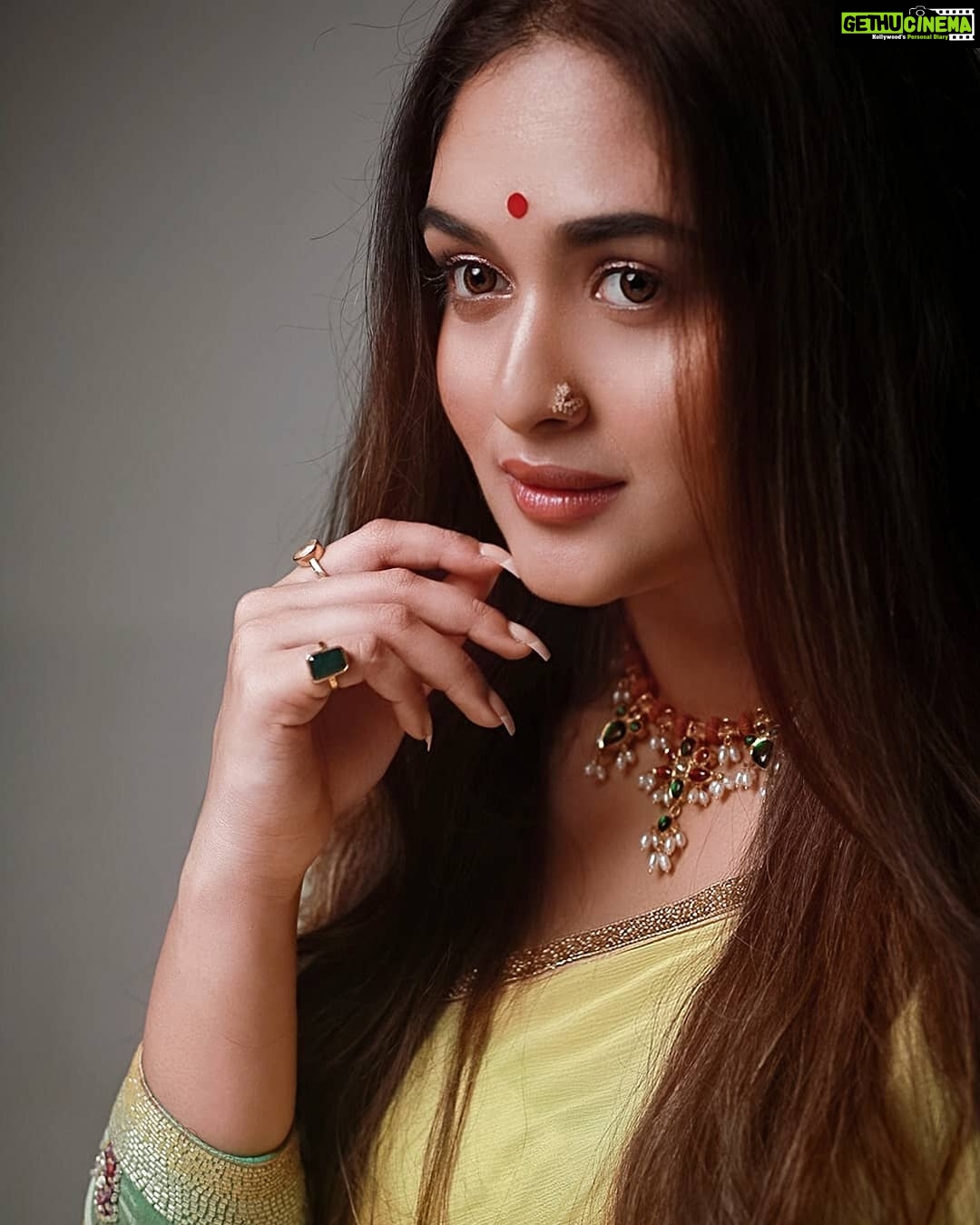 Prayaga Martin Instagram - Her scented slogan never leaves you . Guttapusalu : @aravindjewellery Beauty & Hair : @priyankajohn_makeupartist Draped : @pooojadev Styled by : @missmenon Always been there : @ak___hil @___darsan___ . . . Photographed by @rajithrathiyappan