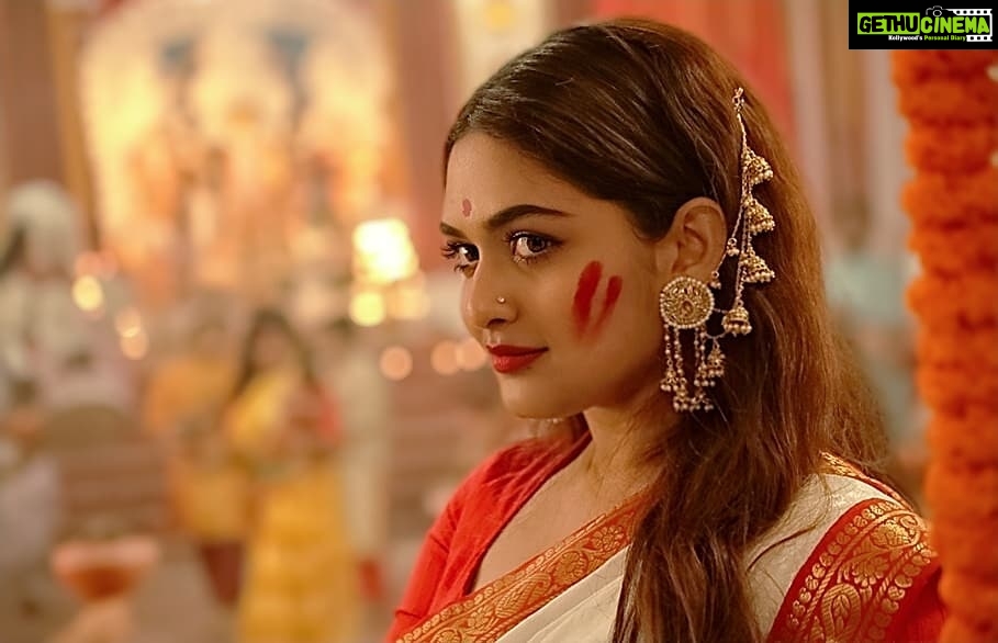 Prayaga Martin Instagram - Durga Ashtami is not just another day for true malayalis 😬 Trying out the crouching Nagavalli look for Geetha 🤦♀️😅 #justmalluthings