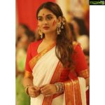 Prayaga Martin Instagram - Have you ever played Sindoor khela ? Been part of Durga pooja ? Why don't you take a trip to Kolkata? The ritual is quite vibrant, colourful, and a fascinating sight to behold--which is why it has been a focus of Indian cinemas along with Dhunuchi dance and it's musical beats . Was absolute fun doing this scene for Geetha ❤ #Geetha #Kannada #DurgaPooja #Kolkata #sindoorkhela