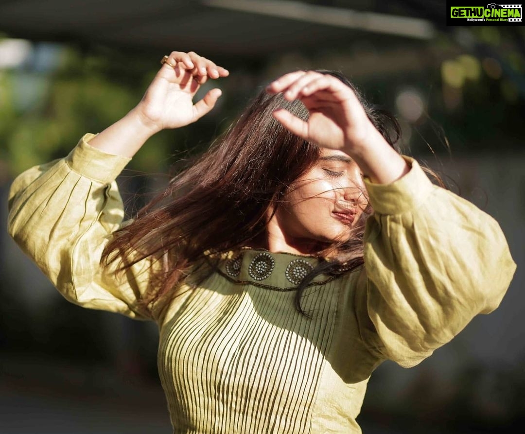 Prayaga Martin Instagram - The breeze that ruffles through her hair whispers sweet nothings! . . . Greens And Pearls : @paroscouture Photographs : @pranavraaaj