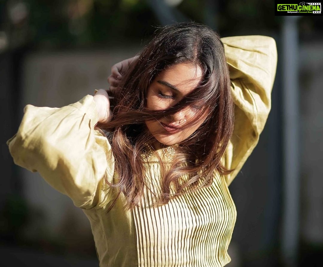 Prayaga Martin Instagram - The breeze that ruffles through her hair whispers sweet nothings! . . . Greens And Pearls : @paroscouture Photographs : @pranavraaaj