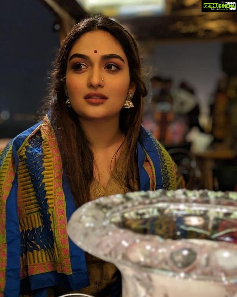 Prayaga Martin Instagram - Geetha ! When you have your beautiful co star clicking candids for you @shanvisri 🙌 ❤ #Geetha #kannada #kolkata Howrah Bridge
