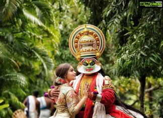 Prayaga Martin Instagram - Onam Varavaayi. Outfit designed and styled by: @aathiraparvathy Photography: @vishnurajanphotography Assisted by: @sathyanarayananpradeep Hair&Beauty: @sudhakar4628 Onam edit for Janam TV. Le Méridien Kochi