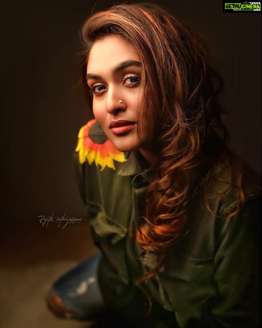 Prayaga Martin Instagram - Choose Love ❤️ And know you’re so worth loving ! Bless you ! Jacket And Styling : @jishadshamsudeen