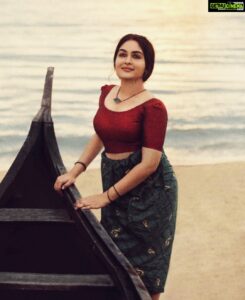 Prayaga Martin Instagram - Waves Of Nostalgia .
@toonusunny getting the aesthetics of the yesteryear idol carefully captured , with all its beauty !  Here , been the best experience of slipping into the legendary Sheela Ma’am’s poise ! 
Karuthamma from the all time Malayalam classic ‘Chemeen’. How more fortunate can one get ? I don’t know . 
Cherishing the moments of being her . Pride of Malayalam cinema !
PS : എന്റെ കൊച്ചുമുതലാളി... 😅 phew!
One out of 5 looks ! This edition of star and style magazine !
@shantikrishna @jaseenav