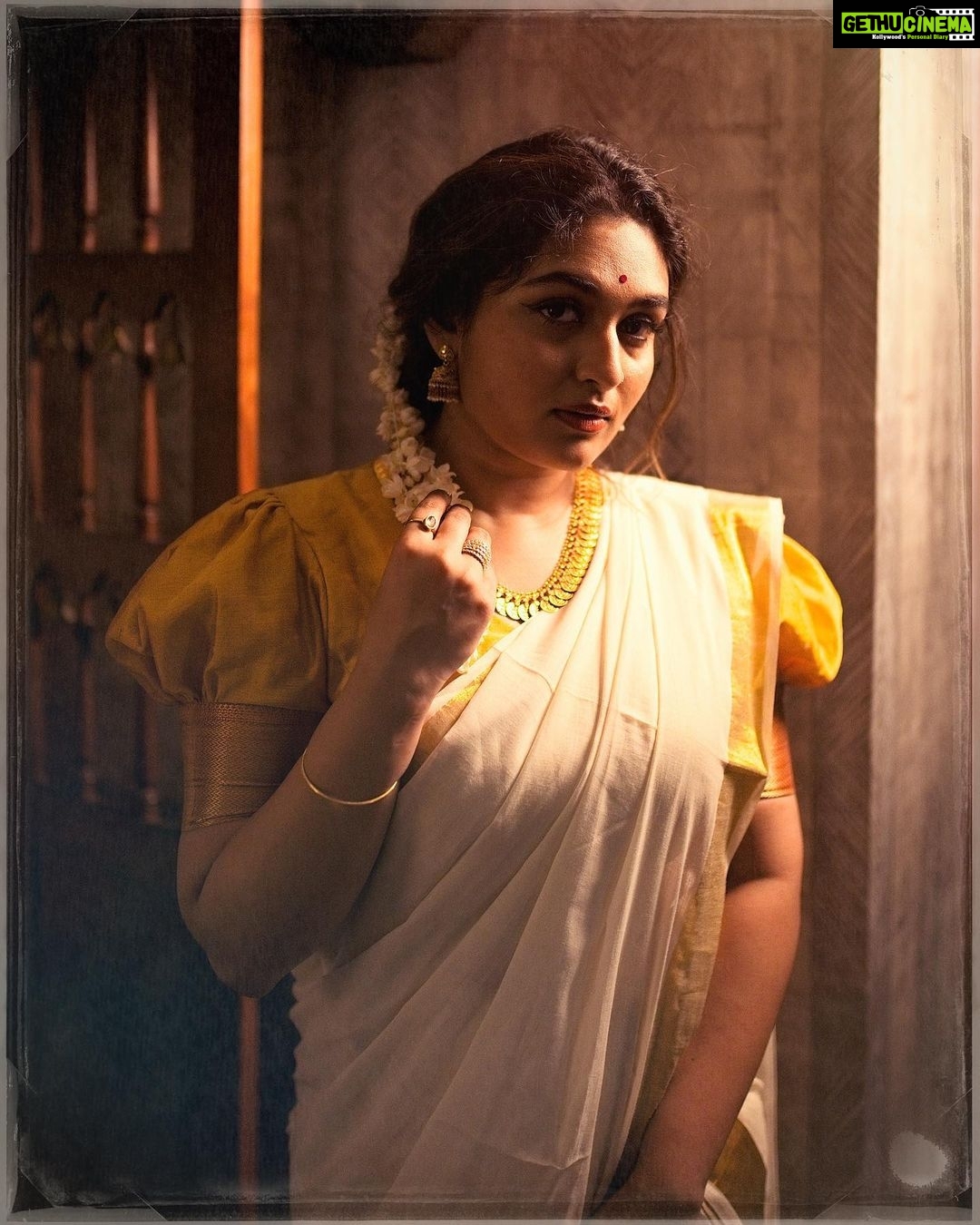 Prayaga Martin Instagram - Pennu ponnu poovu. Adorning my personal favourite @aravindjewellery Styled by my Babe @missmenon Clicked by the talented @benno_o Assisted by @lipson_paul Our baby boy @jaganath_menon Make Up @juli_julian_makeover_studio Aravind Jewellery