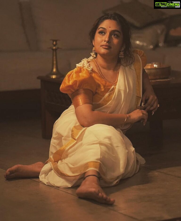 Prayaga Martin Instagram - Pennum Gold-um Poovum 🎞 Adorning my personal favourite @aravindjewellery Styled by my Babe @missmenon Clicked by the talented @benno_o Assisted by @lipson_paul Our baby boy @jaganath_menon Make Up @juli_julian_makeover_studio Aravind Jewellery