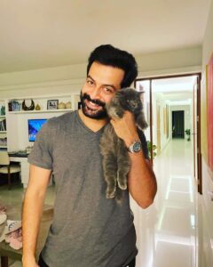Prithviraj Sukumaran Instagram - I’m not usually a cat person.but in all fairness..the cat doesn’t look like she’s in love with me either 👀🐱 #Roxie ❤️
