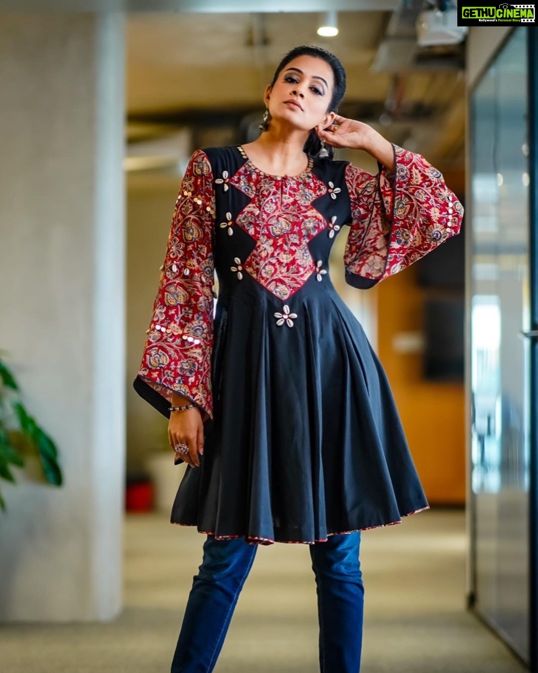 Priyamani Instagram - @indishreelabel .. jewellery : @thetrinkaholic styled by @raji.raaga09 assisted by @monavangari #promotions #bhamakalapamonaha