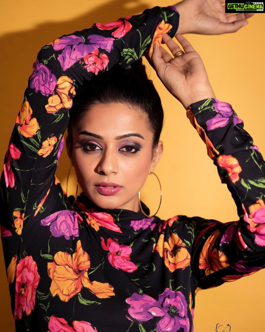 Priyamani Instagram - The secret of great style is to feel good in what you wear ❤️❤️❤️ Outfit : @zara Styling : @mehekshetty ❤️❤️ 📸: @v_capturesphotography MUH : @pradeep_makeup @shobhahawale Personal assistant: @prasad_idiot #etv #dhee14dancingicon #styleiseverything