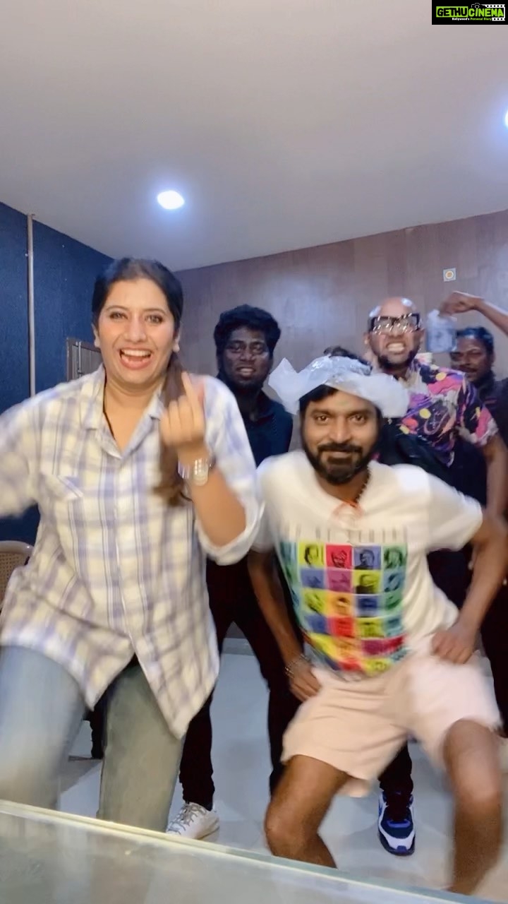 Priyanka Deshpande Instagram - Enga style la #arabickuthu 😂😂 . . #arabickuthu #kuthudance #arabic #reels #reelpannungafeelpannunga #uhappyihappy #beast #beastmode #thalapathy #thalapathyvijay #priyankadeshpande