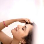 Priyanka Mohan Instagram - 🎶🤍 #favsong #arr 📸 @anitakamaraj Edited by @ashwin_guru17 Styling @neyanidhi