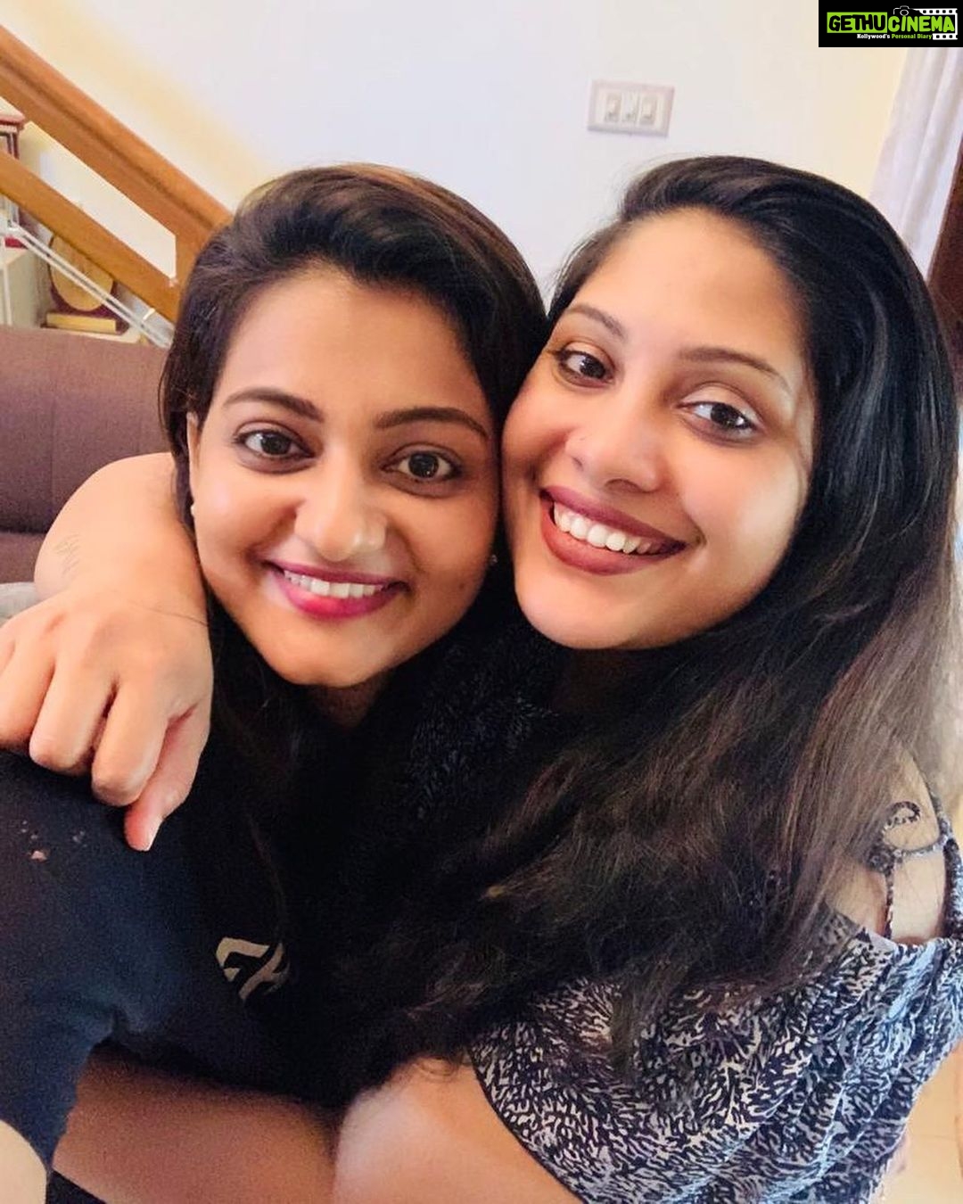 Priyanka Nair Instagram - Sometimes happiness is like this.Saw my dearest girl after long timeπ Thnk u so much for the surprise visit dear @shalugeorge91 πππ #happiness#friendship#seeingafterlongtime