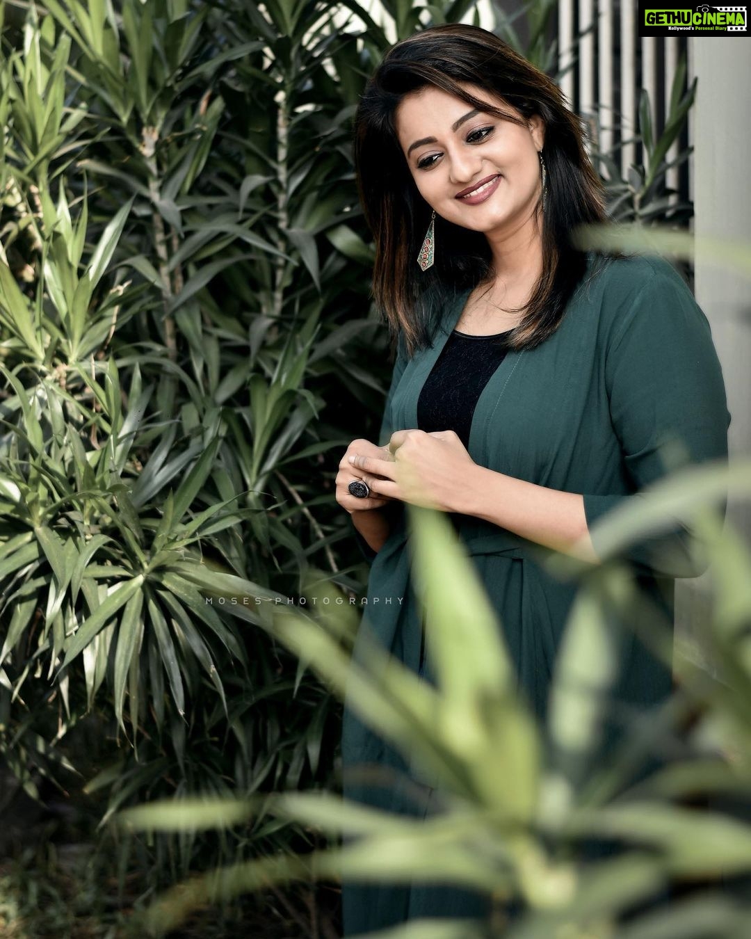 Priyanka Nair Instagram - Elegance is the only beauty that never fades. PC- @moses_photography_official - - - #shootingtime#photoshoot#priyankanair#actress#greenlove#ingreen#green#elegant#actress#kerala#trivandrum#malluactress#southindianactress#instaday#morningvibe#instagram