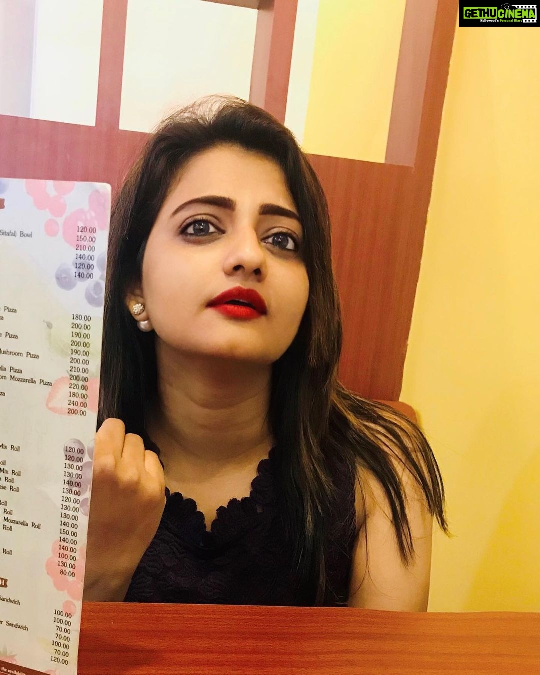 Priyanka Nair Instagram - The best way to celebrate freetime with your best friend is to have some delicious food.😋😋😍😍 #goodfoodisgoodmood 🍱🍸 PC -dearest @m_manjari 😘