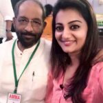 Priyanka Nair Instagram - വേണു അങ്കിൾ ഇനിയില്ലയെന്നത് എനിക്ക് ഉൾക്കൊള്ളാൻ കഴിയാത്ത ഒരു സത്യമാണ് . എന്റെ അഭിനയ ജീവിതത്തിന്റെ തുടക്കം അങ്കിളിനൊപ്പമാകാൻ കഴിഞ്ഞുവെന്നത് ഒരു മഹാ ഭാഗ്യം ! ഊമക്കുയിലിൽ അങ്കിളിന്റെ മകളായി അഭിനയിക്കുബോൾ മുതൽ എനിക്ക് കിട്ടിക്കൊണ്ടിരുന്ന ആ വാത്സല്യവും സ്നേഹവും ഇനി ഓർമകളിൽ മാത്രം സൂക്ഷിക്കാനുള്ളതാണെന്നത് ഞാൻ ഉൾക്കൊള്ളേണ്ടിയിരിക്കുന്നു….ഞാനെന്നും നിധിപോലെ സൂക്ഷിക്കുന്ന അങ്കിളിന്റെ ആ വിഷു കൈനീട്ടം ഇനിയുള്ള ഓരോ വിഷുക്കാലത്തിന്റെയും ഓർമ്മപ്പെടുത്തൽ ആയിരിക്കും ! പ്രാർത്ഥനകളോടെ പ്രണാമം 🙏 #ripnedumudivenu