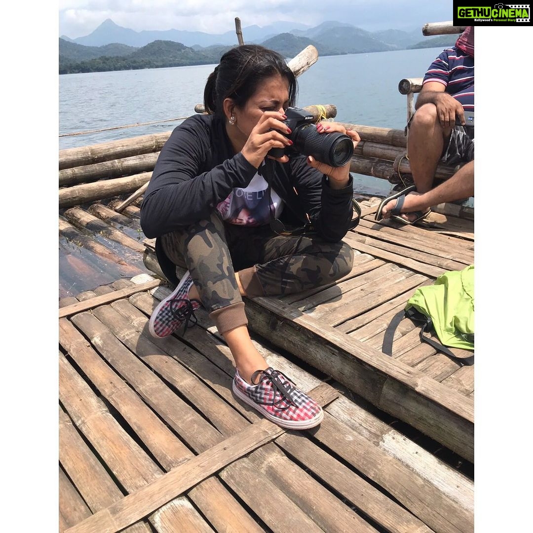 Priyanka Nair Instagram - ഫോട്ടം പിടിച്ച് വെള്ളത്തിൽ വീഴാതിരുന്നത് ഭാഗ്യം🙄🤓 #bamboorafting#capturemoments#photography#candid 😍 Parambikulam Tiger Reserve