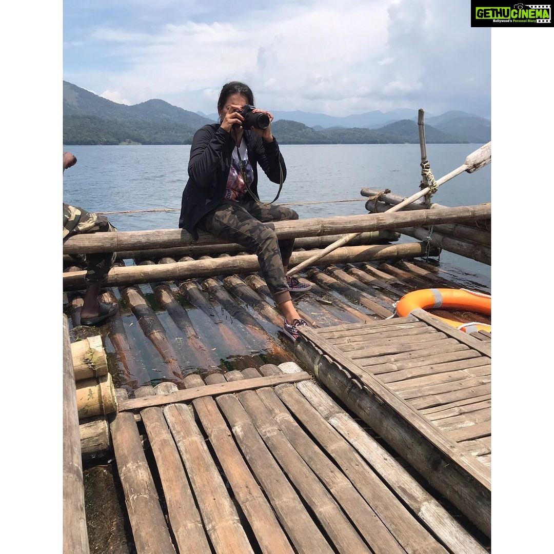 Priyanka Nair Instagram - ഫോട്ടം പിടിച്ച് വെള്ളത്തിൽ വീഴാതിരുന്നത് ഭാഗ്യം🙄🤓 #bamboorafting#capturemoments#photography#candid 😍 Parambikulam Tiger Reserve