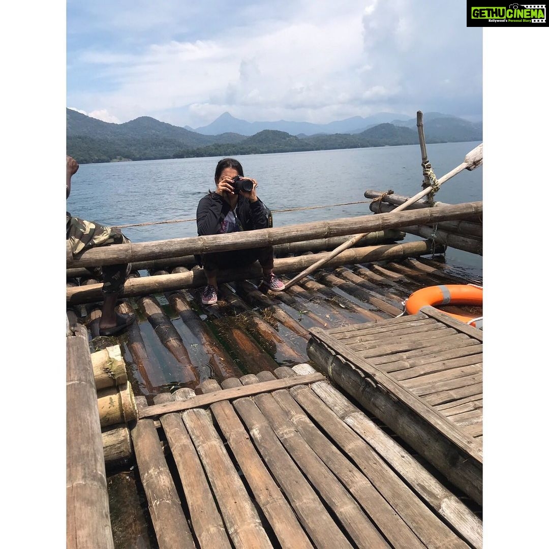 Priyanka Nair Instagram - ഫോട്ടം പിടിച്ച് വെള്ളത്തിൽ വീഴാതിരുന്നത് ഭാഗ്യം🙄🤓 #bamboorafting#capturemoments#photography#candid 😍 Parambikulam Tiger Reserve