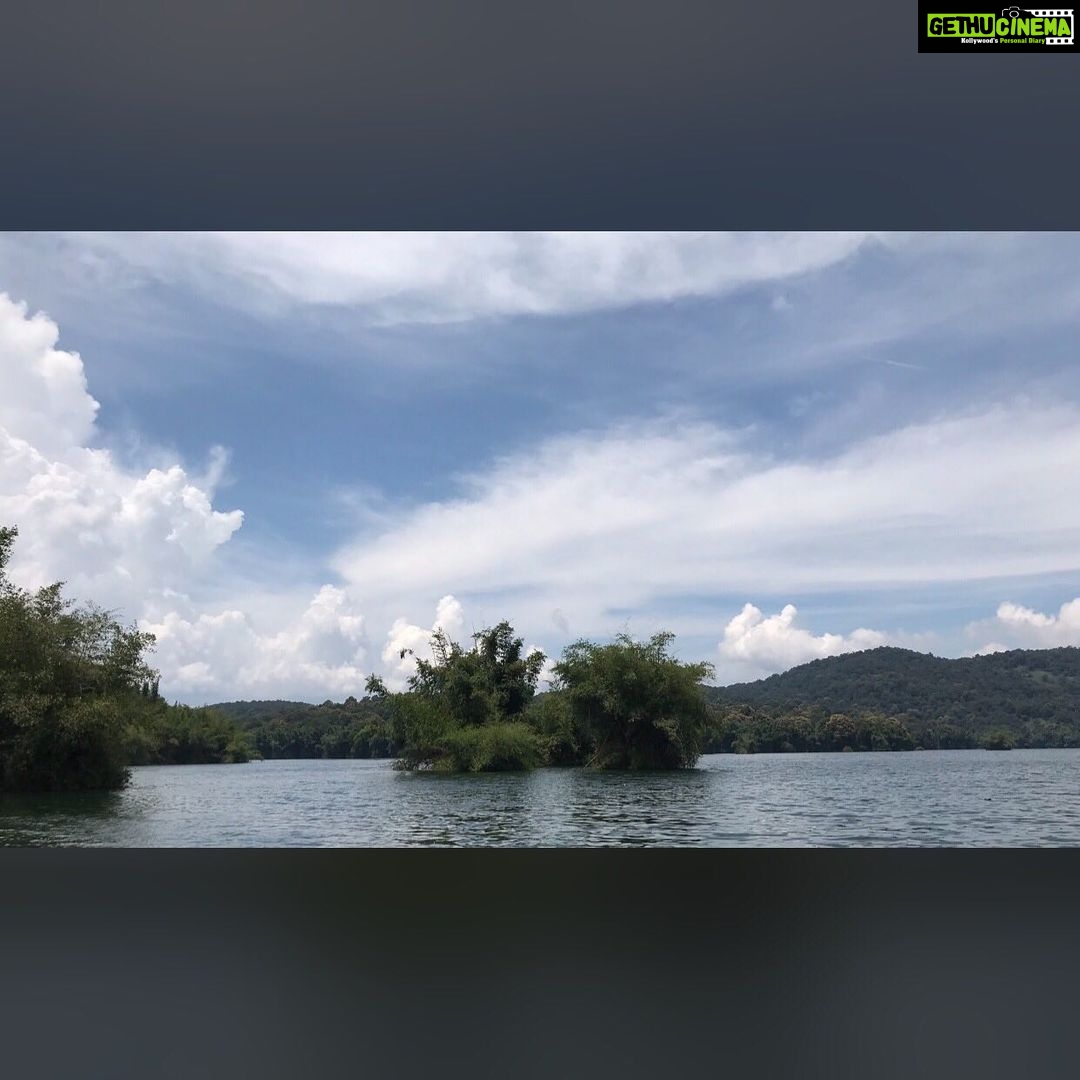 Priyanka Nair Instagram - ഫോട്ടം പിടിച്ച് വെള്ളത്തിൽ വീഴാതിരുന്നത് ഭാഗ്യം🙄🤓 #bamboorafting#capturemoments#photography#candid 😍 Parambikulam Tiger Reserve