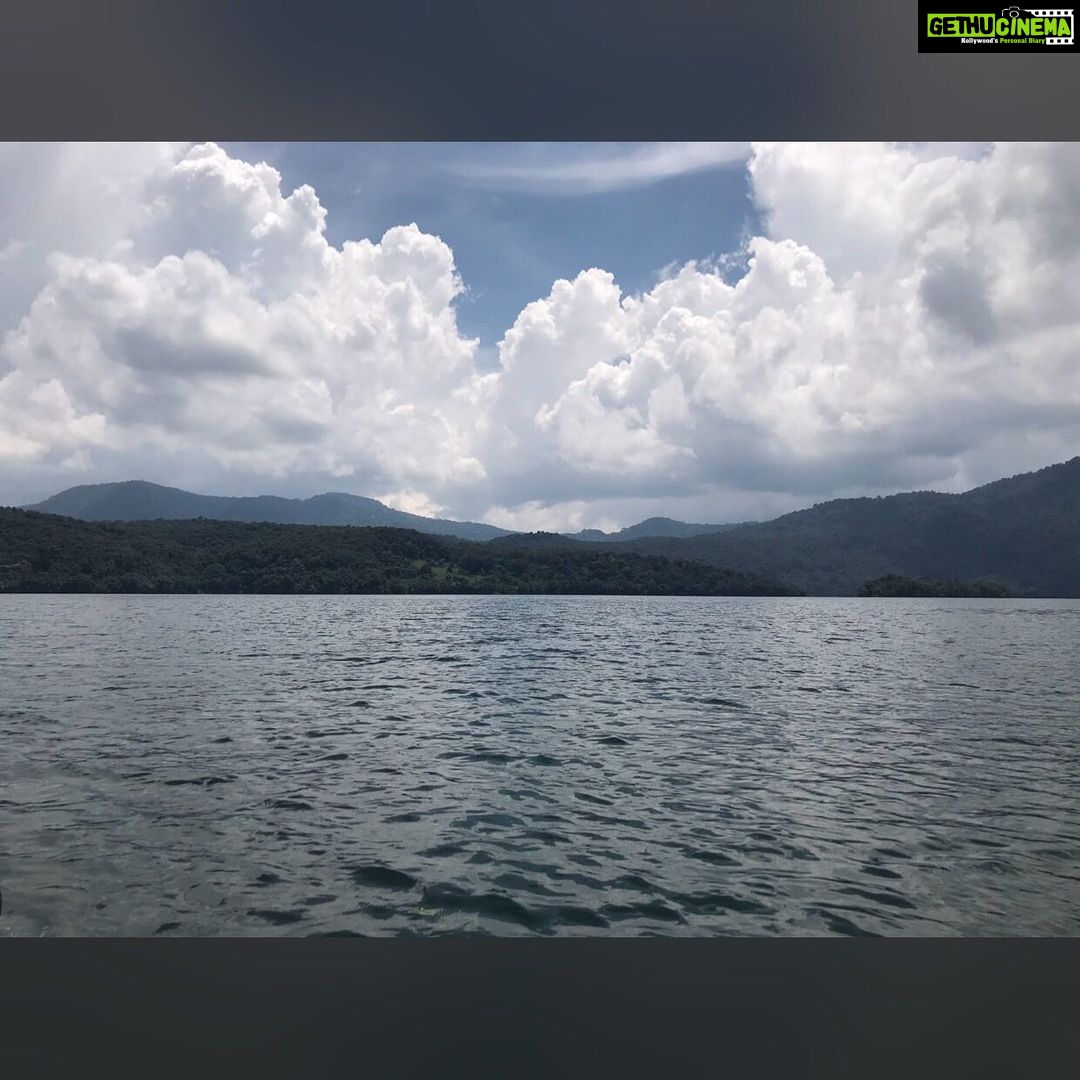 Priyanka Nair Instagram - ഫോട്ടം പിടിച്ച് വെള്ളത്തിൽ വീഴാതിരുന്നത് ഭാഗ്യം🙄🤓 #bamboorafting#capturemoments#photography#candid 😍 Parambikulam Tiger Reserve