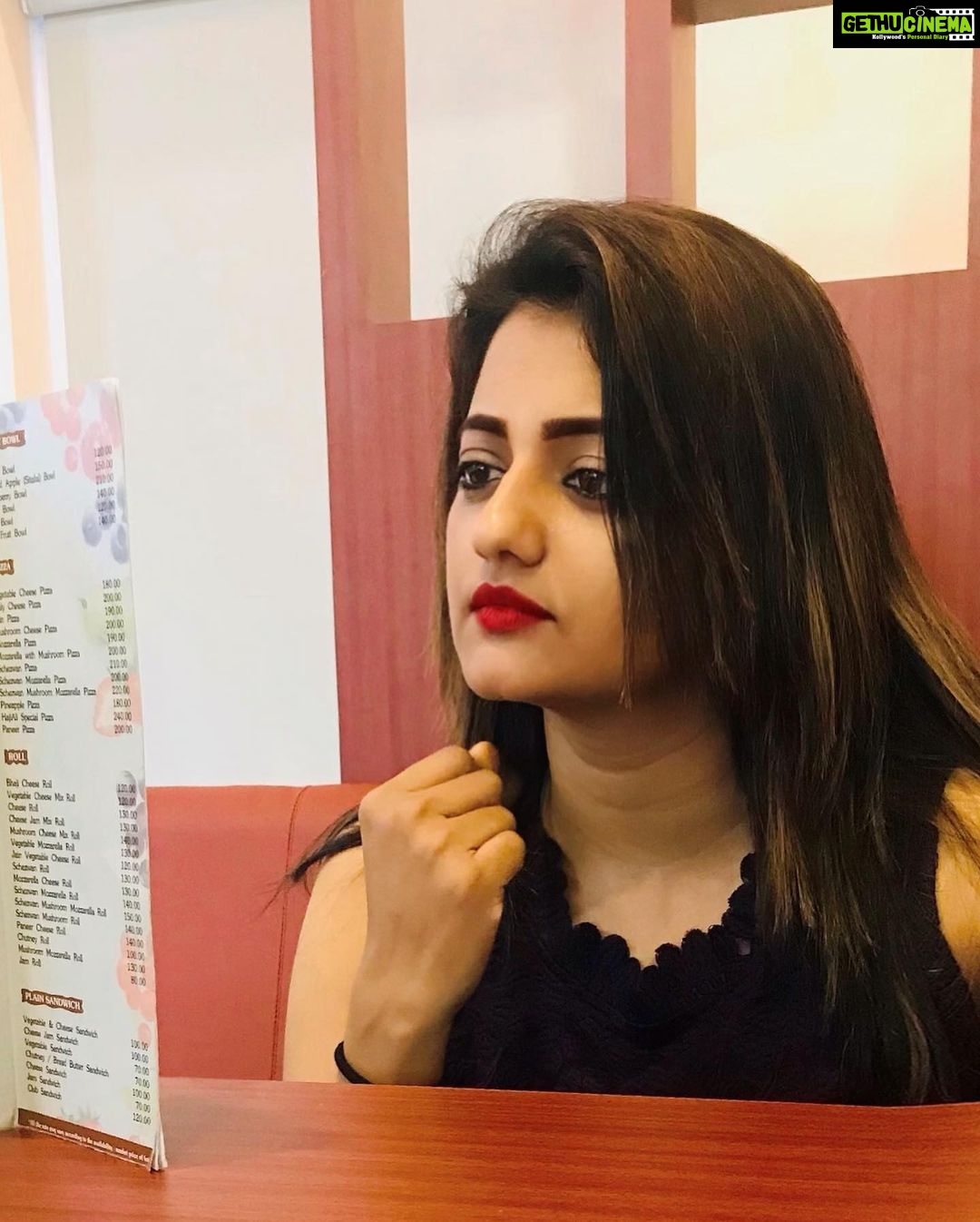 Priyanka Nair Instagram - The best way to celebrate freetime with your best friend is to have some delicious food.😋😋😍😍 #goodfoodisgoodmood 🍱🍸 PC -dearest @m_manjari 😘