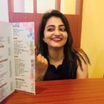 Priyanka Nair Instagram - The best way to celebrate freetime with your best friend is to have some delicious food.😋😋😍😍 #goodfoodisgoodmood 🍱🍸 PC -dearest @m_manjari 😘
