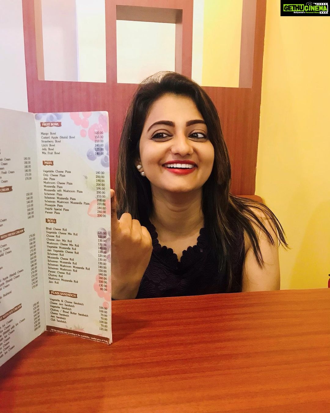Priyanka Nair Instagram - The best way to celebrate freetime with your best friend is to have some delicious food.😋😋😍😍 #goodfoodisgoodmood 🍱🍸 PC -dearest @m_manjari 😘