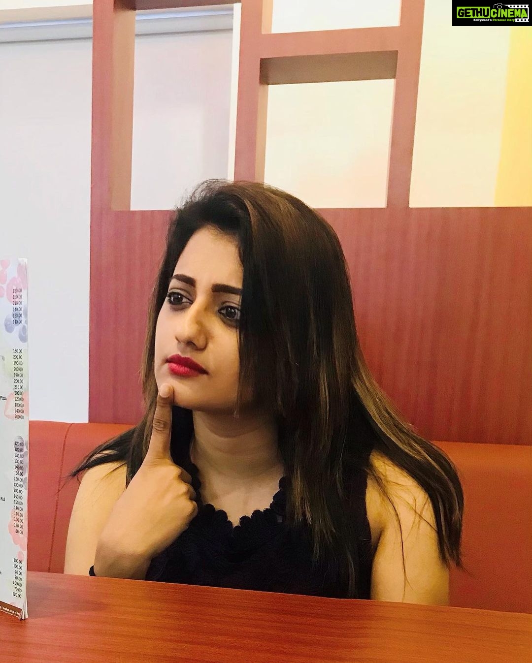 Priyanka Nair Instagram - The best way to celebrate freetime with your best friend is to have some delicious food.😋😋😍😍 #goodfoodisgoodmood 🍱🍸 PC -dearest @m_manjari 😘