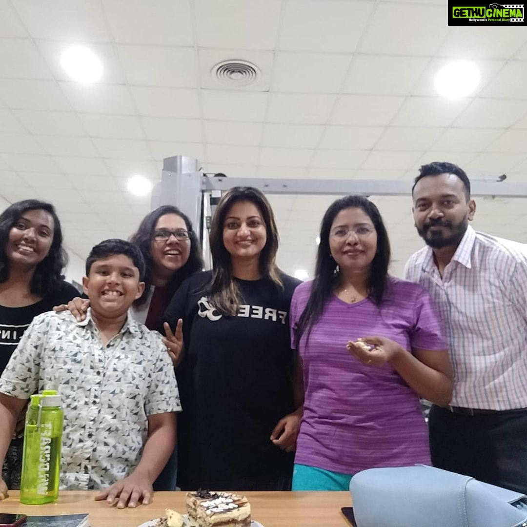 Priyanka Nair Instagram - About last night🦋 Happy new year to all! Wishing u all the best for 2020! 💥💥💥😍😍😍😍💥💥💥 #happiness #cherishedmoments #gymtime #celebration #friendshipgoals @dhanyasanalk @rajalakshmyabhiram @peanut.can.die