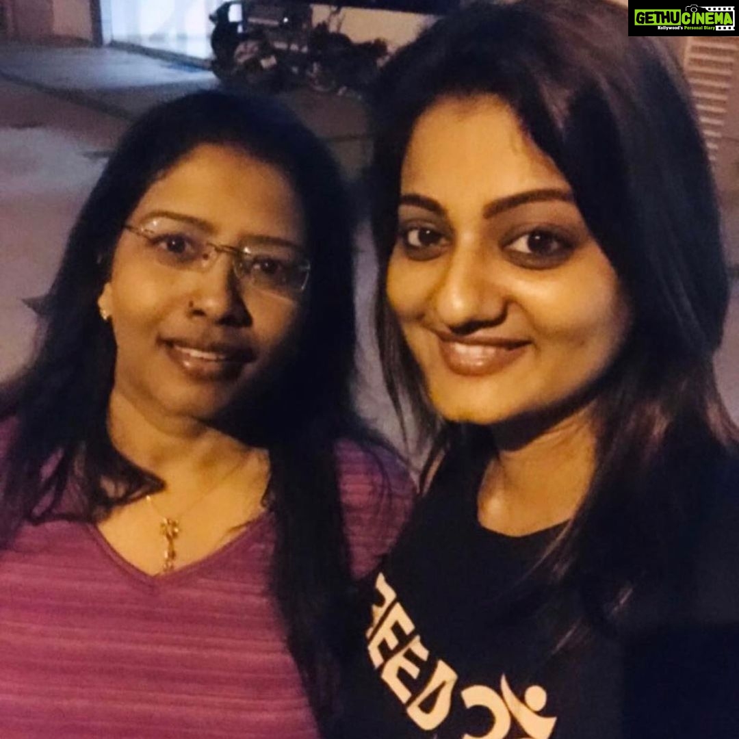 Priyanka Nair Instagram - About last night🦋 Happy new year to all! Wishing u all the best for 2020! 💥💥💥😍😍😍😍💥💥💥 #happiness #cherishedmoments #gymtime #celebration #friendshipgoals @dhanyasanalk @rajalakshmyabhiram @peanut.can.die