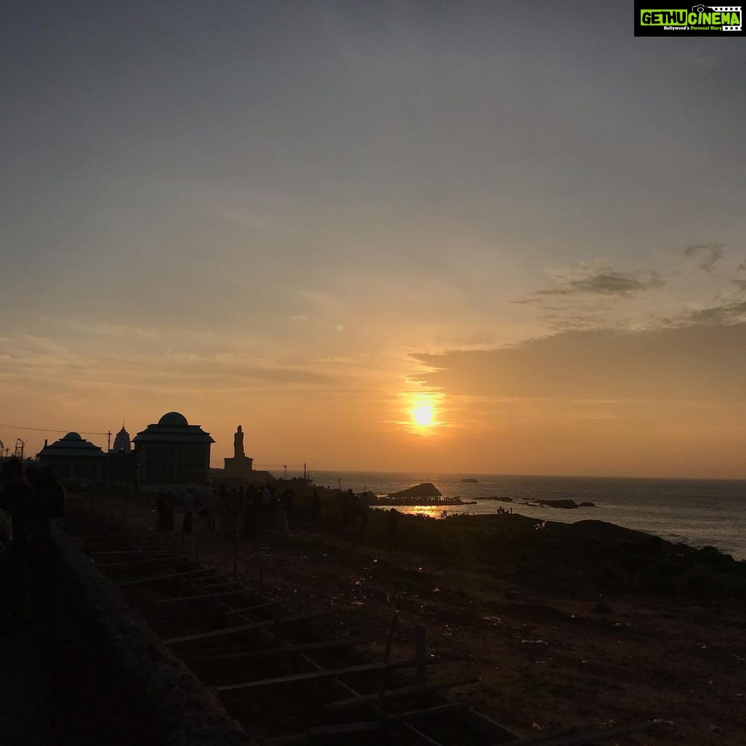 Priyanka Nair Instagram - The day begins. Sunrise from Kanyakumari🌞