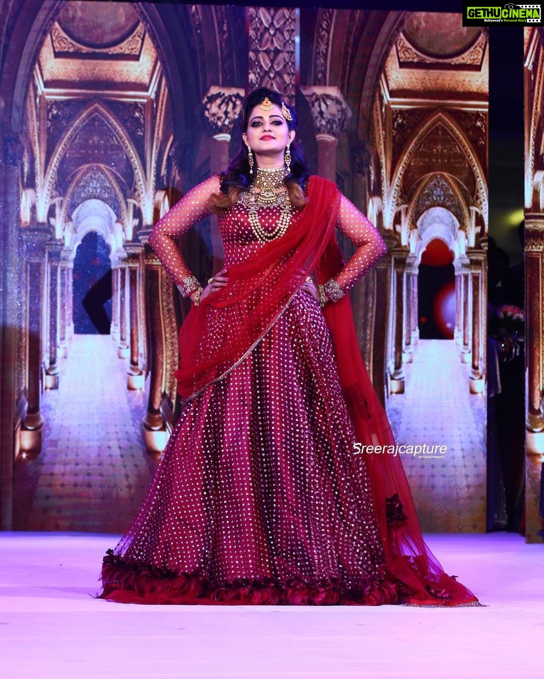 Priyanka Nair Instagram - #MOTFASHIONLEAUGE @malloftravancore Wearing @aanunobby designs , Jewellery by @malabargoldanddiamonds Mua- @vikas.vks.makeupartist , Hairstyle by @sudhiar991 PC- @sreeraj_capture @dulkifil_photography - #fashion#fashioleauge#posing#keralafashion#bridalware#priyankanair#southindianactresstrivandrum#kerala#malloftravancore#malabargoldanddiamonds#hudabeauty#huda#gold#ramp#instaday#instagram