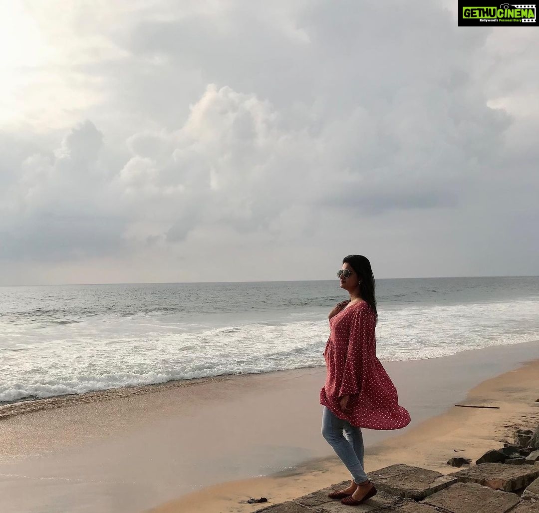 Priyanka Nair Instagram - Adieu sun for the day from backyard of Uday Samudra🌞 Uday Samudra Leisure Beach Hotel