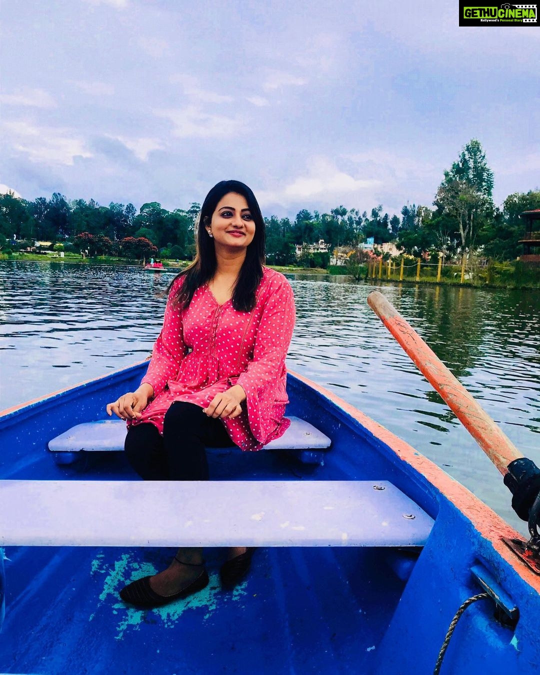 Priyanka Nair Instagram - Do something that really makes you feel really good everyday.☺️ - - PC- @shanz_hairstyle #happiness#traveltime#dosomethinggood#peacefulmind#boating#naturelove#traveller#actress#priyankanair#southindianactress#malluactress#shootingtime#instaday#instapic#instagram